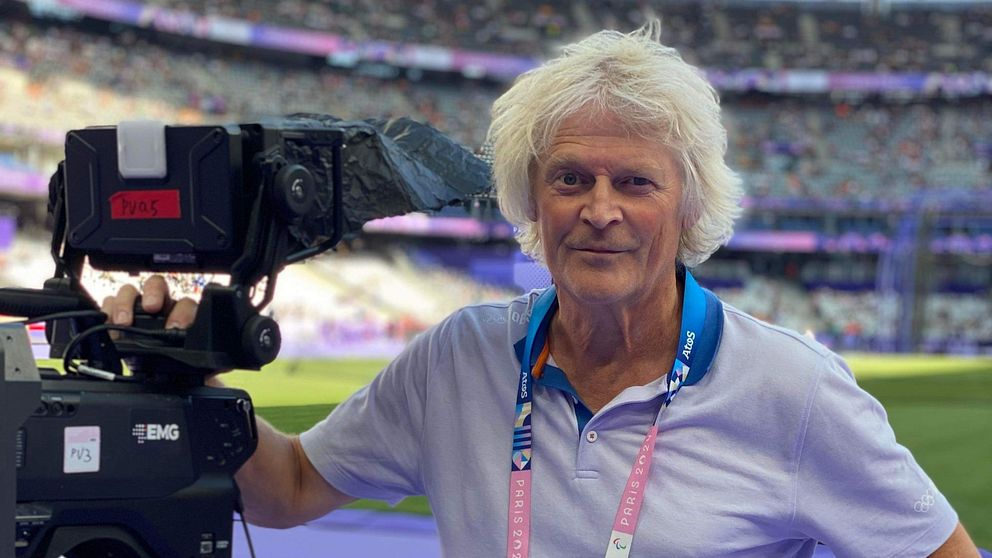 En man står vid en filmkamera inne på Stade de France.