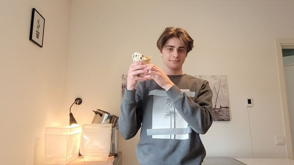 Elliot Green, 16 år gammal, startade eget företag med hjälp av den ideella organisationen Ung drive. Nu säljer han sin hemgjorda glass till restauranger och caféer. På bilden håller han upp en bägare med hemgjord glass.