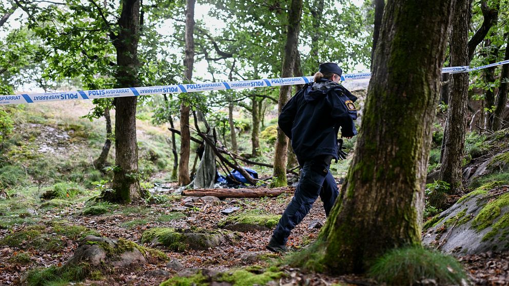 Polis i skog vid en avspärrning.