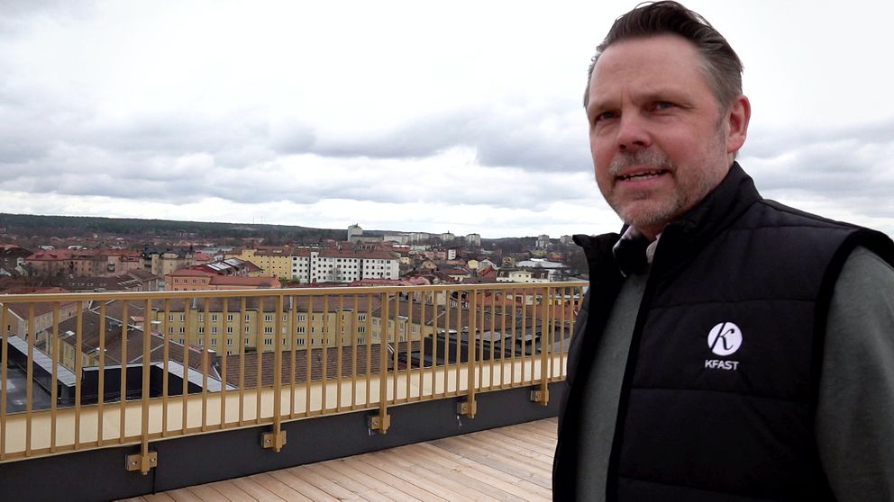 En man från Kfast står i en tom lägenhet i Eskilstuna