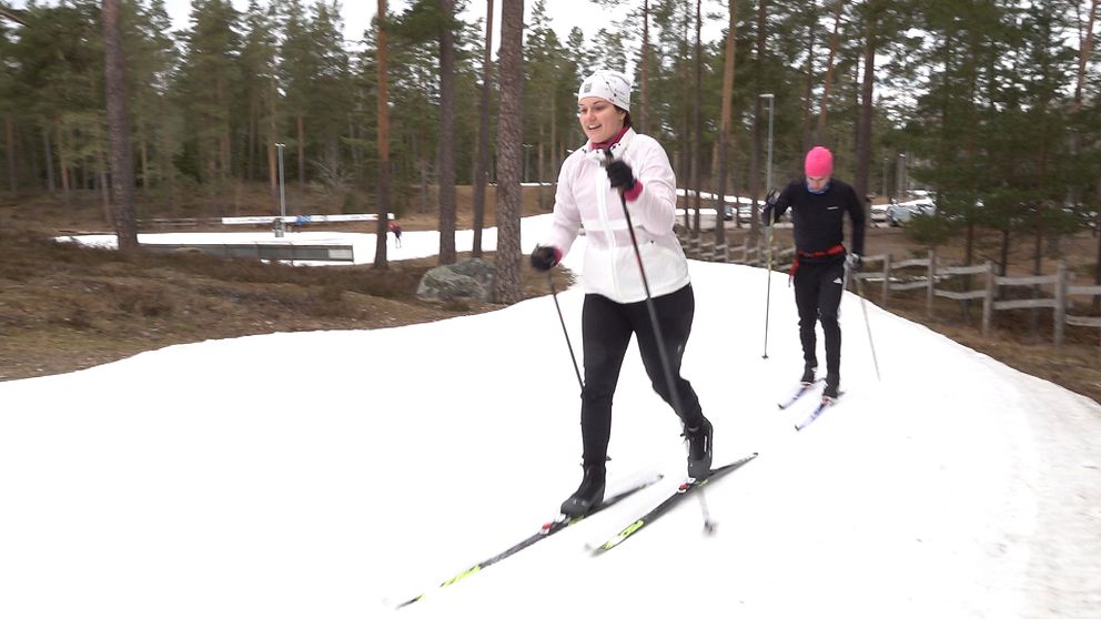 Två personer tränar skidor inför Vasaloppet