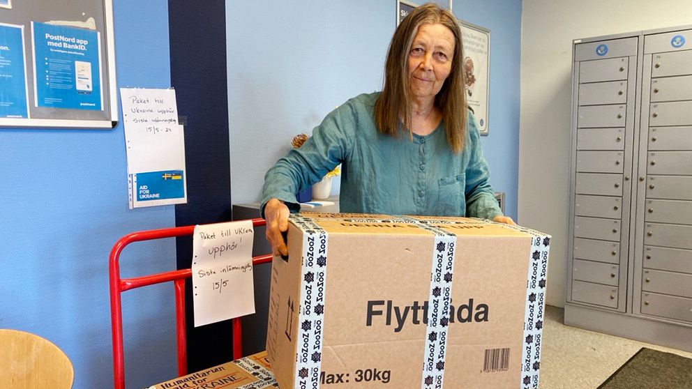 Ulla Troëng lämnar in sitt sista paket till Ukraina på Postnords kontor i Strängnäs.