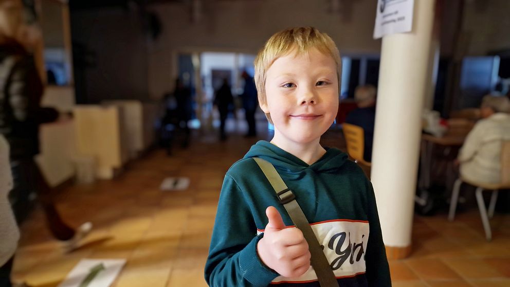 Bild på Pelle Stråmo, skolpojke i Arjeplog som gör tummen upp för beredskapsmaten..
