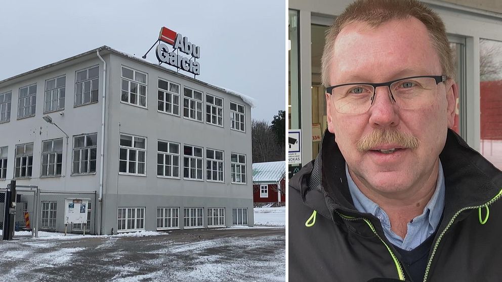 Bildens vänstra del visar en vit byggnad med skylten ”Abu Garcia” på taket, omgiven av snö och träd i bakgrunden. Den högra delen visar en person klädd i en svart jacka med en grön dragkedja, stående vid vad som verkar vara en ingång till en byggnad.