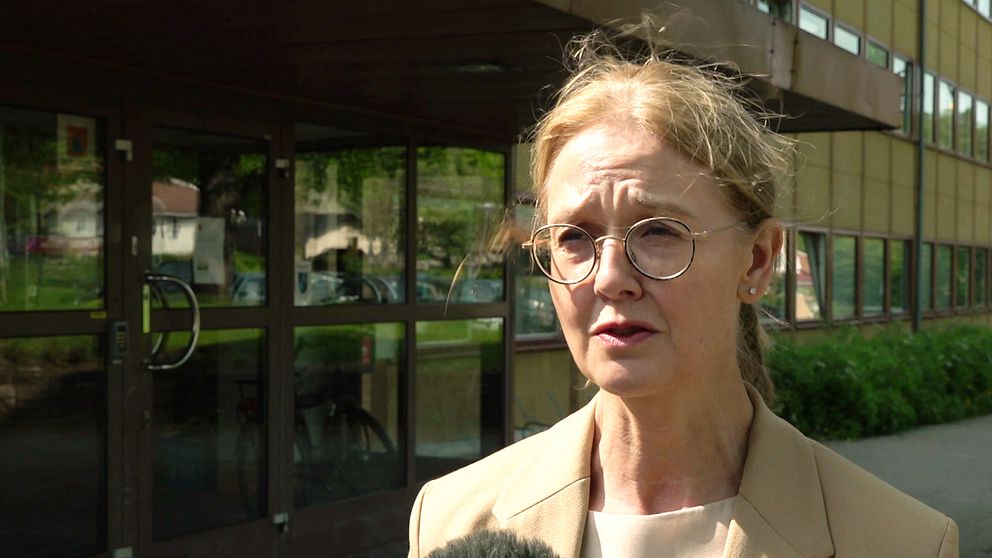 hälso- och sjukvårdsdirektören Åsa Dedering står med beige kavaj utomhus.