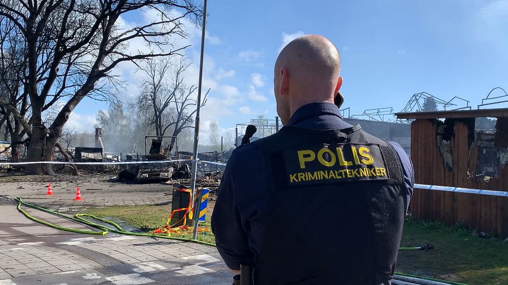 Polisens kriminaltekniker på plats vid Halmstad äventyrsland efter branden.