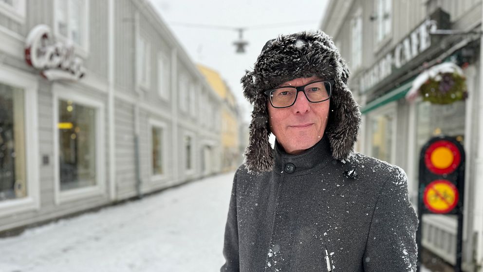Eksjös kulturchef Thomas Hanzén står på en snöig gågata i Eksjö.