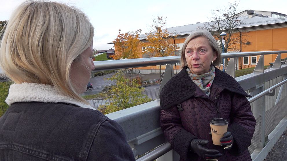 Lene Lindberg, docent och psykolog vid Karolinska institutet står på en bro i Rinkeby.