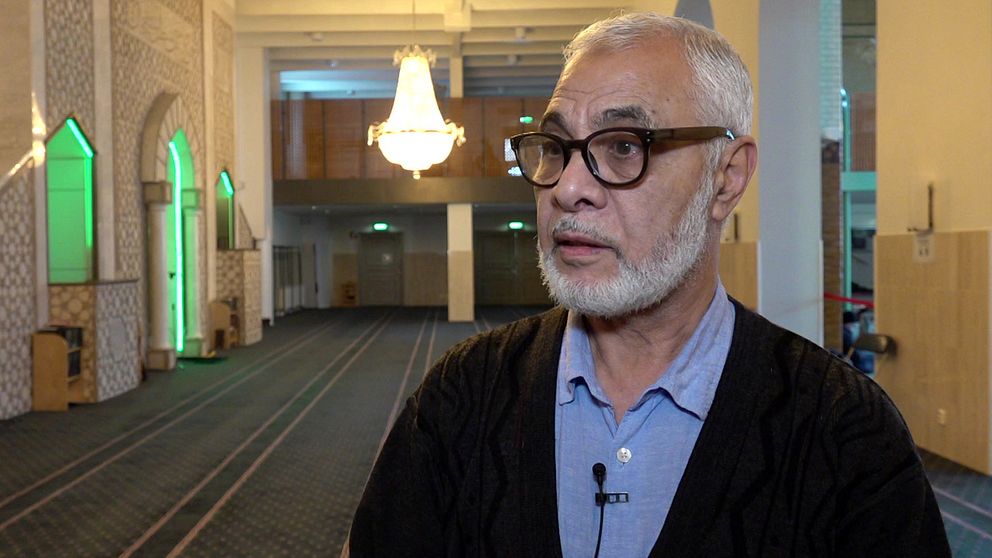 Mahmoud Khalfi, imam vid Stockholms stora moské, står inne i moskéen.
