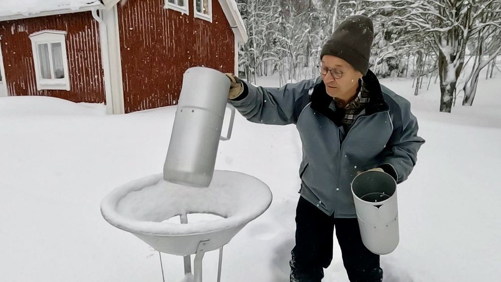 Lars Peter Fhärm mäter vid en väderstation