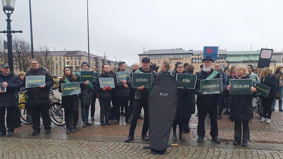Lärare och föräldrar manifesterar mot nedskärningar inom grundskolor i Göteborg