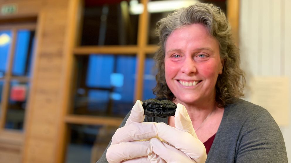Ny kunskap kring stenåldersmänniskan skänker glädje. Christina Toreld, arkeolog på Bohuslänsmuseum med ett av de 10 000 år gamla ”tuggummina”.