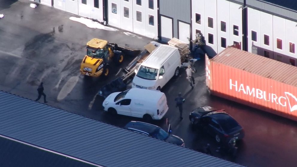 Polisens insatsstyrkan slår till mot misstänkta narkotikasmugglare i en lagerlokal i Norrköping.