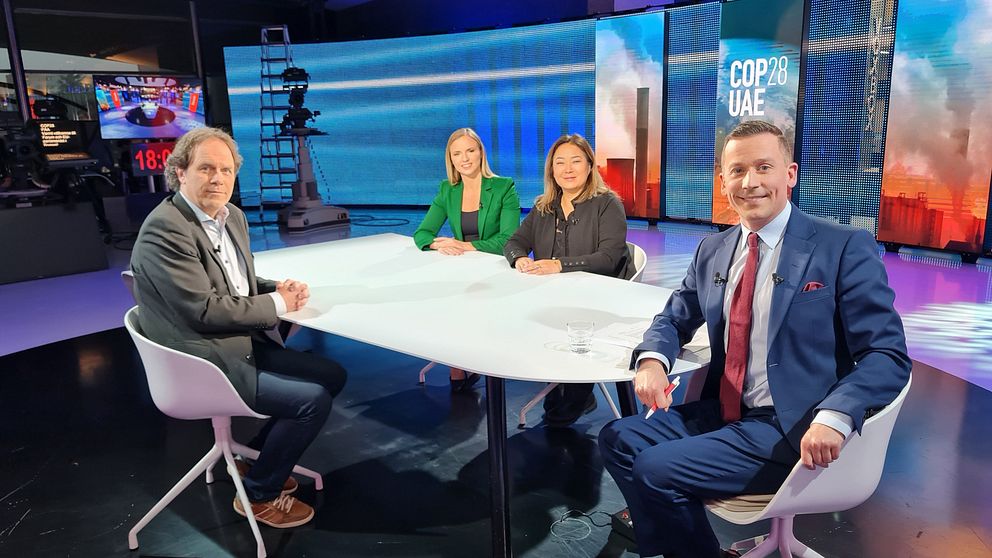 EU-parlamentarikerna Pär Holmgren (MP), Sara Skyttedal (KD) och Jessica Polfjärd (M) tillsammans med programledare Marcus Carlehed i EU-parlamentet i Bryssel.