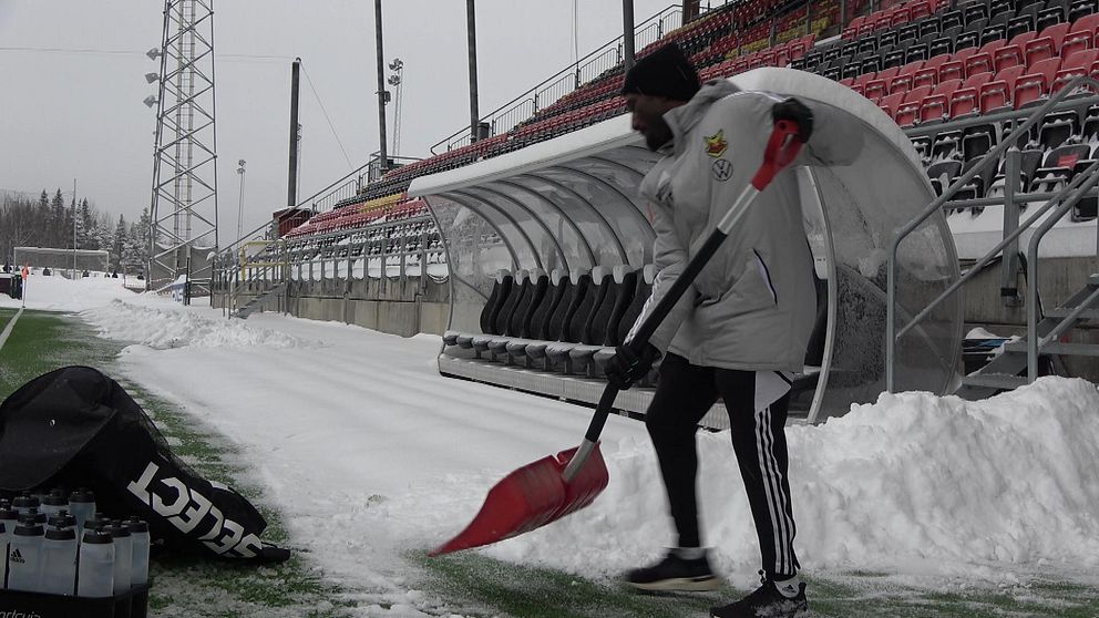 ÖFK:s materialförvaltare Moubarak Abdallah fick inleda torsdagens träning med snöskottning
