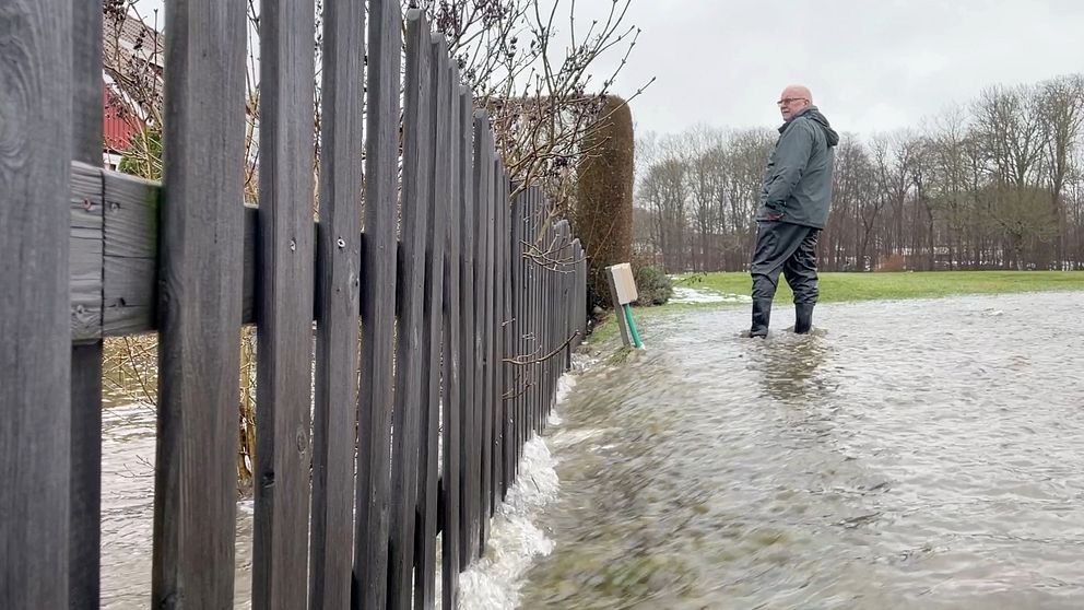 Jan-Erik Persson står i sitt bostadsområde i Hörby som översvämmats med vatten