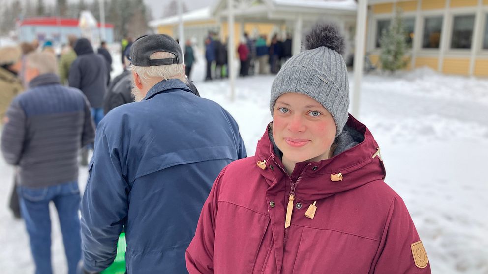 Amanda Rask köade i Norsjö för att få vaccin. Hon har en röd jacka och en grå mössa.