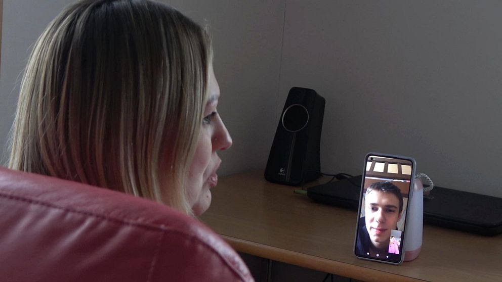 Ukrainare Irina Melnik  har videosamtal med sonen Vladislav