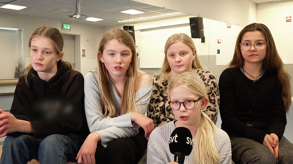 Starta klippet för att följa med till Kollaskolan och höra varför eleverna protesterar mot förändringen. I bild från vänster: Zoe Einehag, Meya Elenbrant, Saga Gidlund, Filippa Laarmå och Nicole Falk från klass 5C.