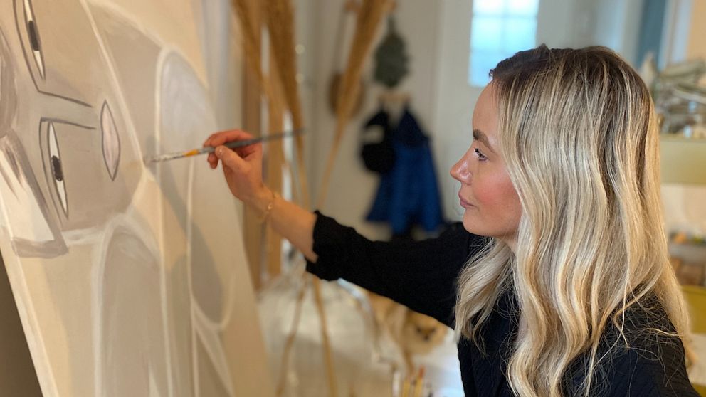 36-åriga frisörskan Linn Norlin målar en tavla i sitt hem i Åsa utanför Kungsbacka.
