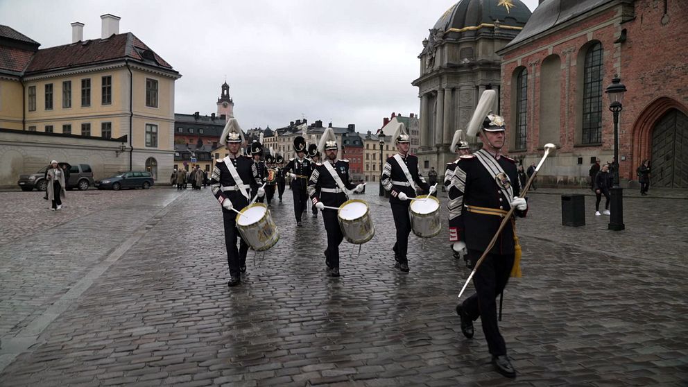 Videolla kunniavartio saattaa Ahtisaaren ritarikilven Riddarholmenin kirkkoon, jossa kunnioitettiin edesmenneen presidentin muistoa.