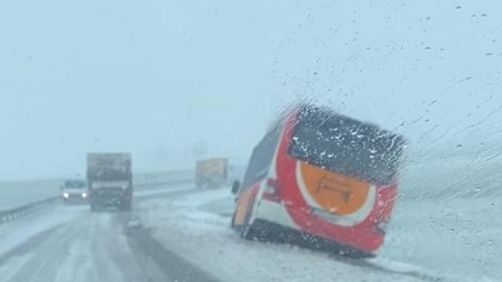 Buss som halkat av vägen mellan Vadstena och Skänninge
