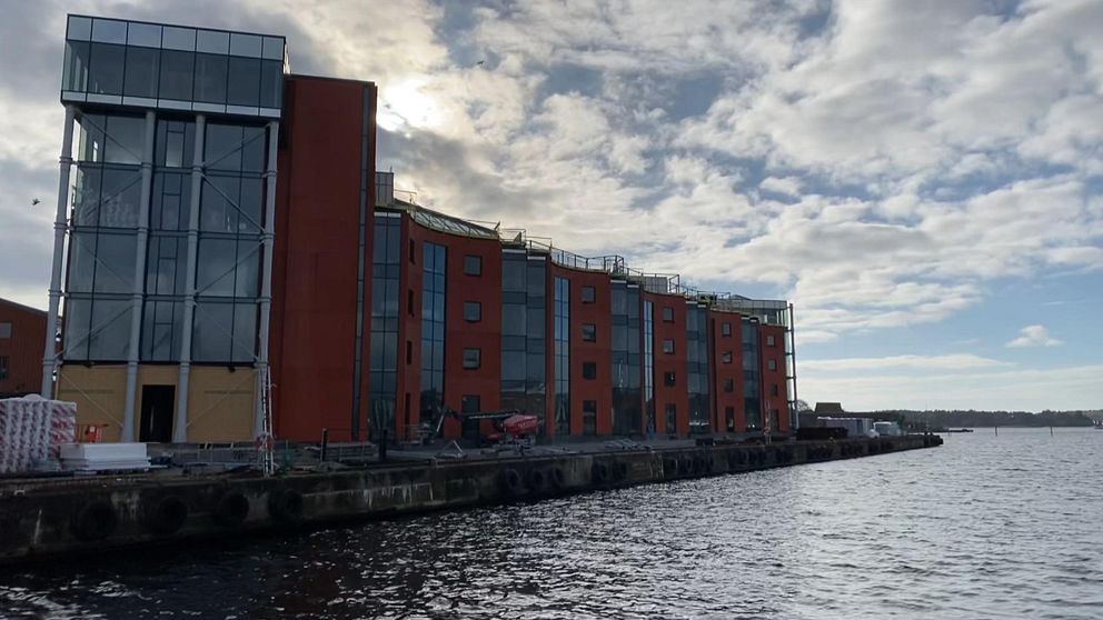 Byggnad med fönster mot vattnet i hamnen i Karlshamn.