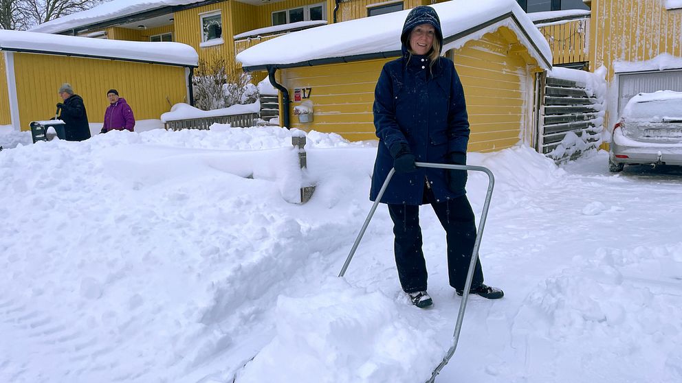 Snöskottande kvinna