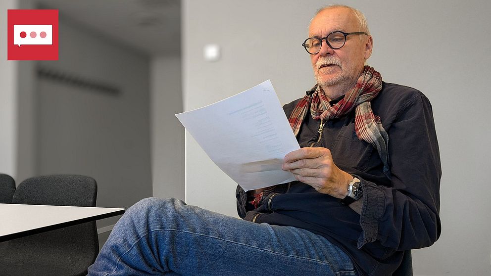 Anderz Andersson sitter på en stol i ett grått grupprum i Umeå universitet och läser igenom Skellefteå kommuns udda jobbannons på utskrivet papper.