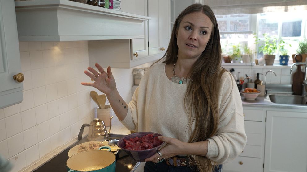 Rachel Bråthen håller skål med kött som hon ska laga en köttgryta av.