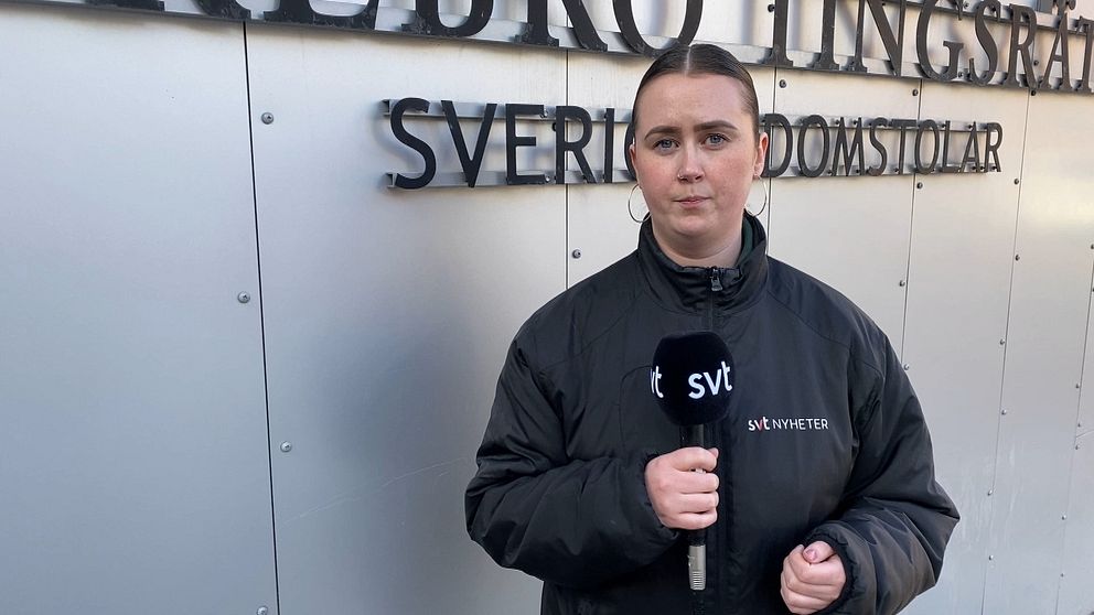 Hannah Gustafsson, reporter, framför Örebro tingsrätt