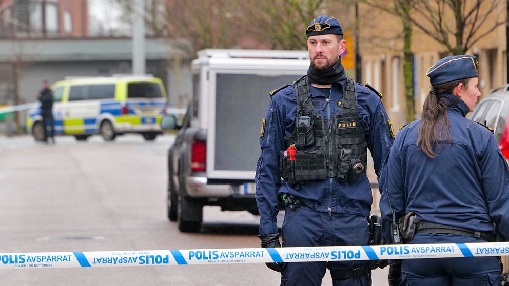 Polis på plats i Landskrona efter att ett misstänkt farligt föremål upptäckts.