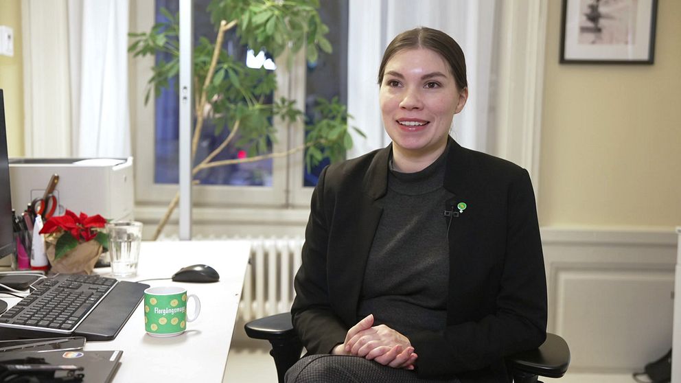 Annika Hirvonen sitter vid ett skrivbord