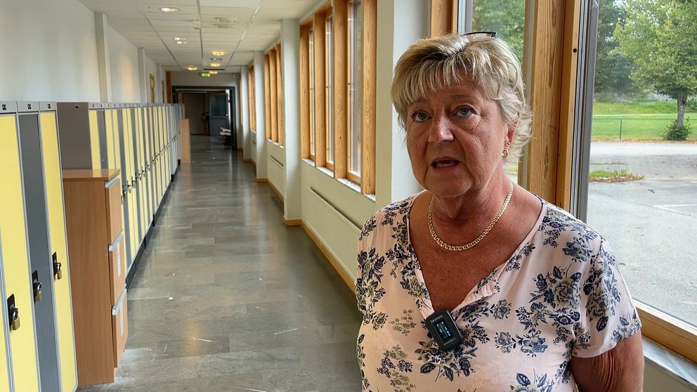 Åsa Evaldsson, kvinna i korridor