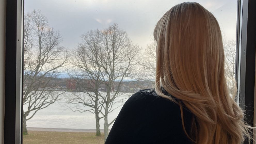Ella, som egentligen heter något annat, lever gömd.