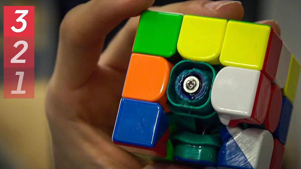 En man som håller i en isärmonterad Rubiks kub på Strängnäs Open.