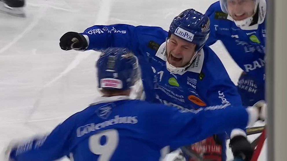 Christoffer Edlund avgör SM-finalen i Bandy mot Västerås