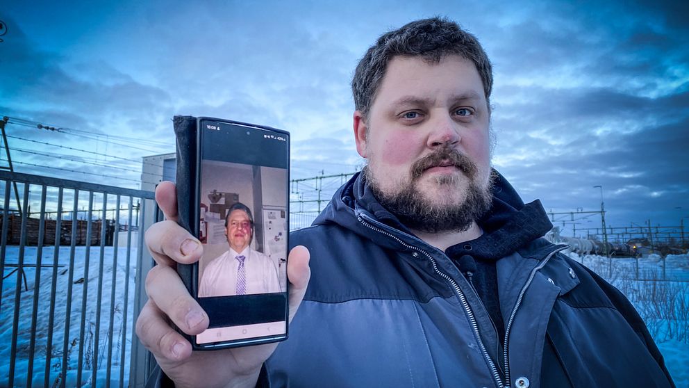 Joakim Myrberg håller upp en mobilbild på sin pappa Per