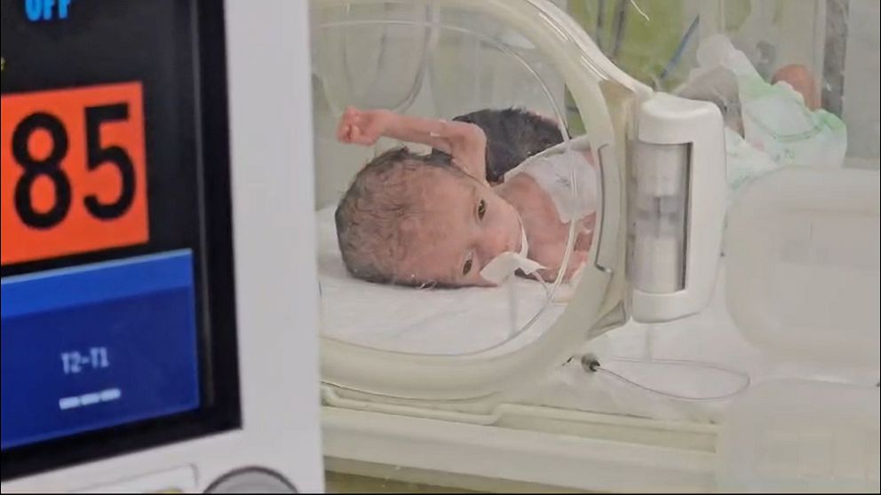 Ett för tidigt fött barn på ett sjukhus i Gaza