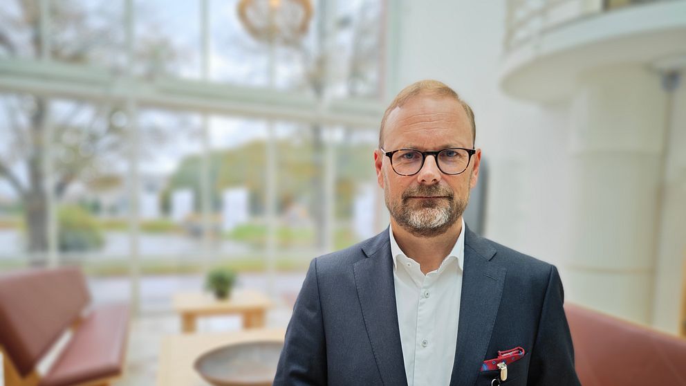 Regiondirektör Johan Rosenqvist i foajen till regionhuset i Kalmar, i blå kavaj och vit skjorta, tittar in i kameran
