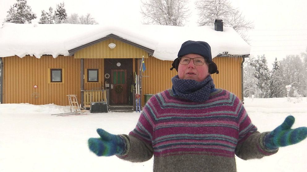 Katarina Sundelin utanför sitt hem i Sakajärvi.