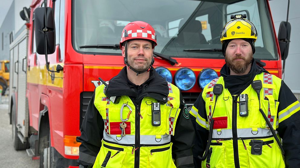 Två brandmän framför brandbil på Northvolt i Skellefteå