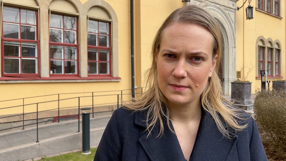 Kommunalråd Annika Krutzén (M) utanför stadshuset i Linköping
