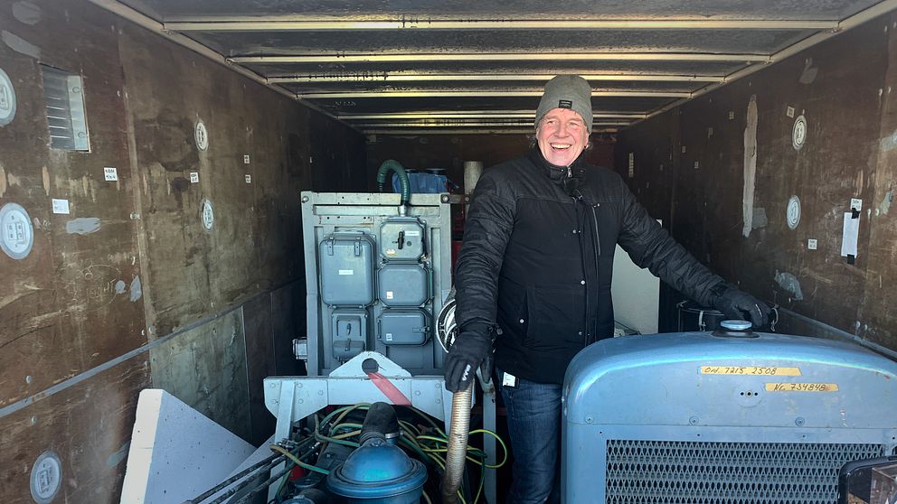 Leif Thomsson står inne i en container där elverken står.