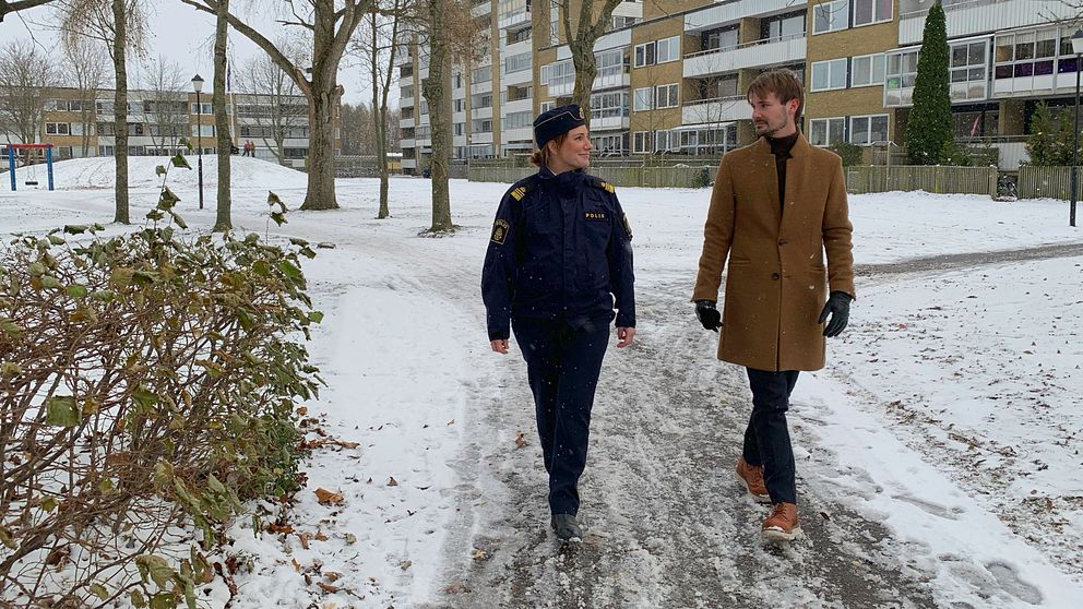 Elouise Svensson, tillförordnade lokalpolischef i Landskrona, promenerar med SVT:s reporter Simon Melin i bostadsområdet Karlslund i Landskrona.