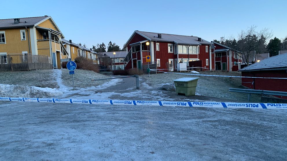 Polisavspärrningar framför hus i Strängsnäs