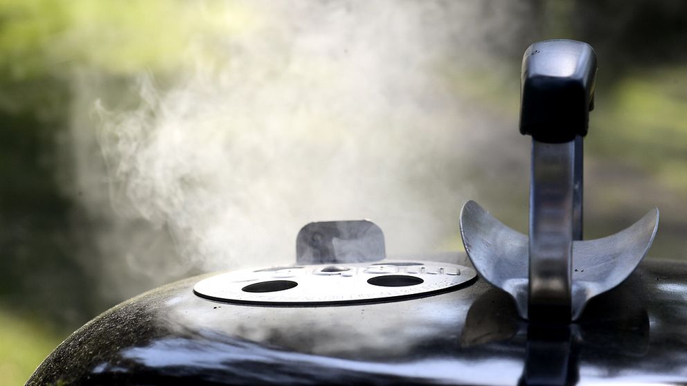 En grill där röken läcker ut från locket. I och med värmen och torkan har det varit grillförbud i delar av Dalarna.