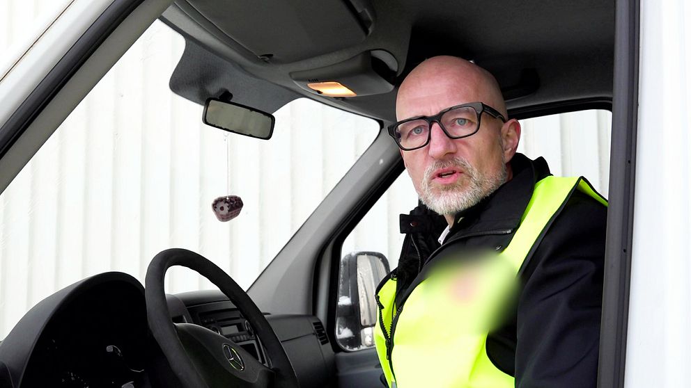 Stefan Carlsson, vd Sia glass, som sitter i en lastbil vid ett varulager.