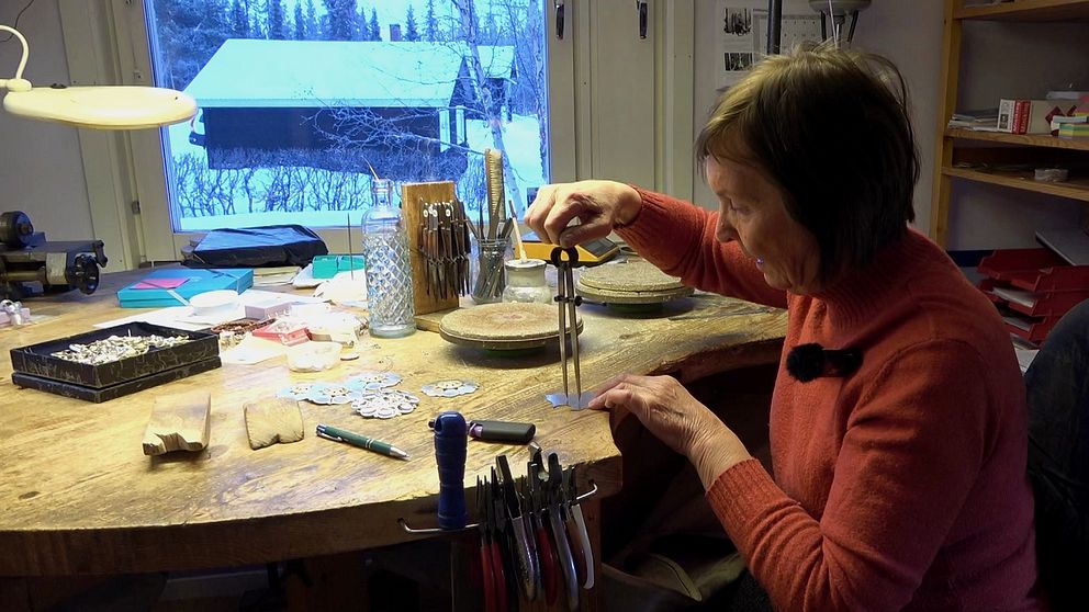 Silversmeden Torild Labba jobbar i sin verkstad.
