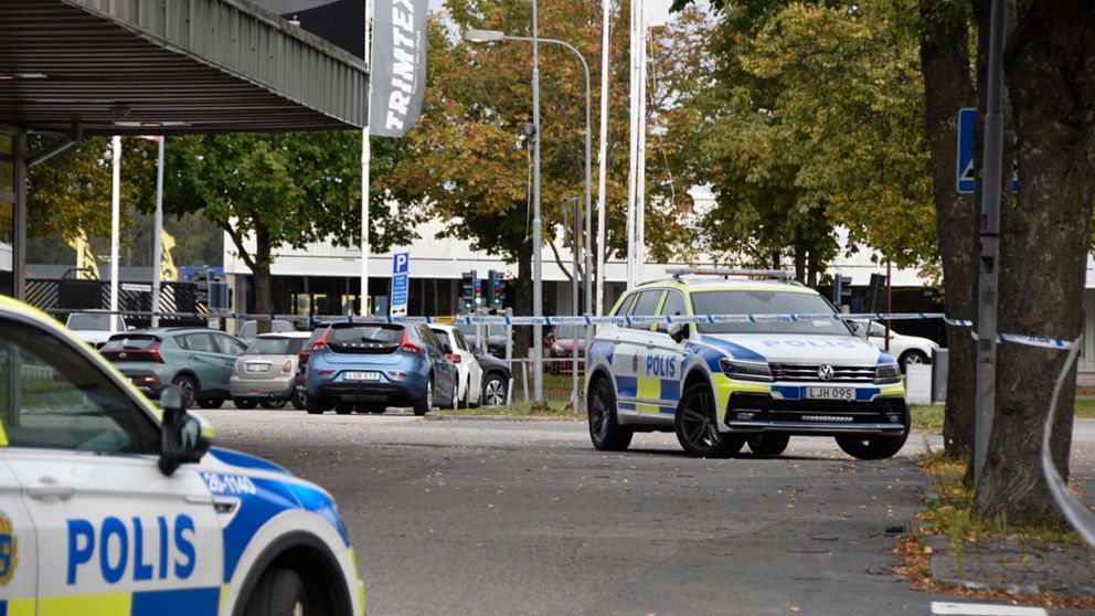 Bild på polisbilar vid avspärrat område.